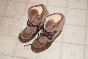lot 525 image: Like New Sheepskin Lined Moccasin Boots Size 8