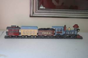 lot 537 image: Vintage Painted Train Set Decorative Figure