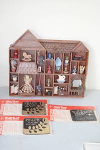 lot 545 image: Vintage Wooden Shadow Box with Miniature Decor Items and Welcome Signs