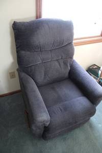 lot 549 image: Used Recliner Chair in Gray Fabric with Wooden Handle