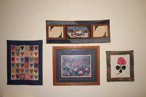 lot 663 image: Collection of 5 Wall Hangings including Quilts and Framed Artwork