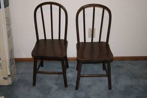 lot 669 image: Set of 2 Vintage Wooden Chairs with Spindle Back Design
