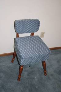 lot 672 image: Vintage Blue Upholstered Chair with Wooden Legs