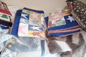 lot 674 image: Collection of 5 Quilted Blankets and Throws with Various Patterns