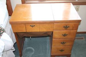lot 676 image: Vintage Wooden Writing Desk with Expandable Sides