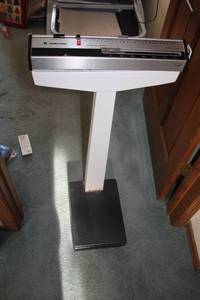 lot 678 image: Healthometer Doctors Scale Model 250 - Vintage Medical Weighing Scale