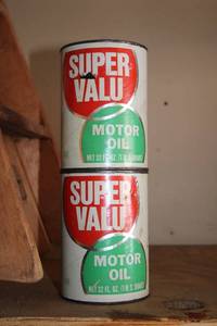 lot 680 image: Set of 2 Vintage Super Valu Motor Oil Cans - 32 Fl Oz Each