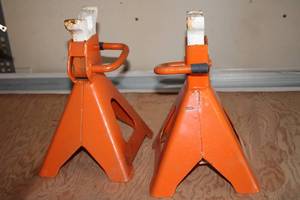 lot 694 image: Set of 2 Heavy-Duty Orange Jack Stands