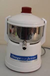 lot 212 image: Omega Model 1000 Fruit and Vegetable Juicer