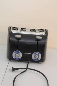 lot 213 image: Hamilton Beach 4-Slice Toaster Model 24648