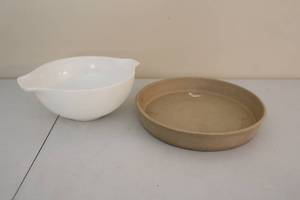 lot 230 image: Vintage Mixing Bowl and Pie Dish Set
