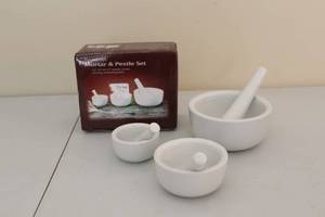 lot 238 image: 3-Piece Fine Porcelain Mortar & Pestle Set
