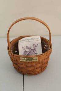 lot 254 image: Longaberger Discovery Basket (1492-1992)