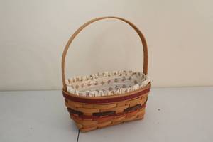 lot 256 image: Vintage Longaberger Handwoven Basket with Inner Liner - 1992