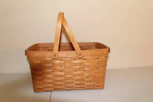lot 258 image: Vintage Longaberger Woven Basket from 1991
