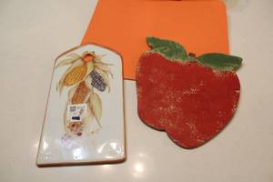 lot 283 image: Set of 2 Vintage Kitchen Decor Items Corn-themed Plate and Apple-shaped Wooden Plaque
