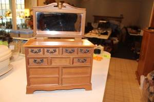 lot 288 image: Vintage Wooden Jewelry Box with Mirror and Compartments