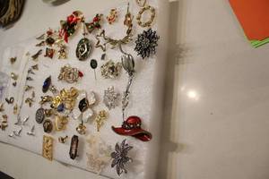 lot 292 image: Collection of 50 Vintage Brooches, Pins, and Accessories