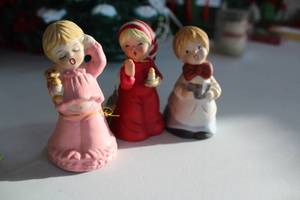 lot 350 image: Set of 3 Vintage Ceramic Christmas Carolers Figurines