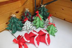 lot 359 image: Set of 6 Handmade Decorative Christmas Trees and 2 Holiday Stockings