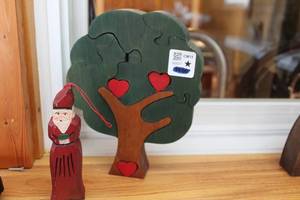 lot 362 image: Vintage Handcrafted Wooden Puzzle Tree with Red Hearts