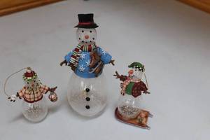 lot 364 image: Set of 3 Decorative Snowman Figurines