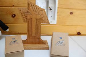lot 369 image: Avon Gift Collection - Three Decorative Ornaments with Wooden Cross Display