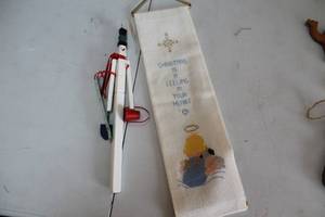 lot 372 image: Vintage Christmas Wall Hanging with Snowman and Embroidered Message