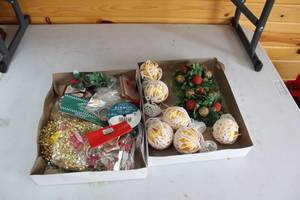 lot 388 image: Lot of Vintage Christmas Decorations and Crafts