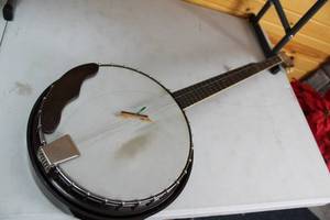 lot 390 image: Vintage Harmony Banjo with Carrying Case
