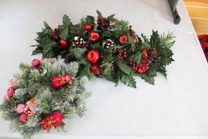 lot 392 image: Set of 2 Holiday Decorative Wreaths - Red and Green Themes