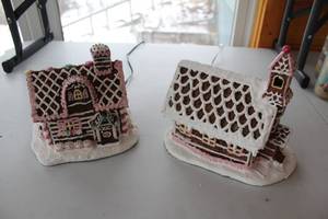 lot 401 image: Set of 2 Vintage Gingerbread-Themed Decorative Houses with Lights