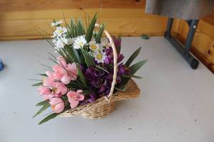 lot 418 image: Artificial Flower Arrangement in Woven Basket