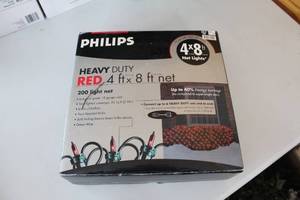 lot 498 image: Philips Heavy Duty Red 4 ft x 8 ft Net Lights with 200 Bulbs