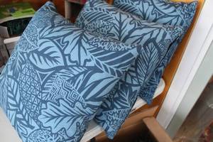 lot 499 image: Set of 4 Tropical Leaf Design Throw Pillows
