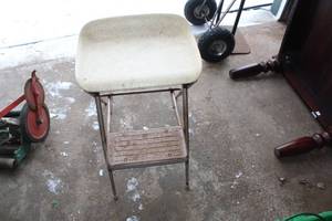 lot 562 image: Vintage Step Stool with Textured Seat and Metal Frame