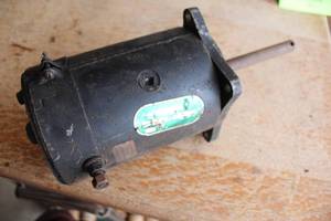 lot 568 image: Used DC Electric Motor 12 Volt with Shaft