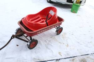 lot 569 image: Fairway Flyer Red Wagon with Plastic Sled Base