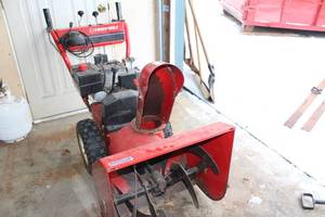 lot 572 image: Troy-Bilt 24 Snowblower with Gas Engine - Used Condition