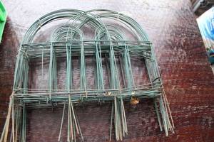 lot 595 image: Set of 5 Wire Garden Supports for Plants