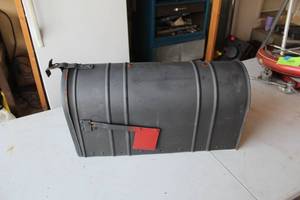 lot 609 image: Vintage U.S. Mailbox - Metal Mailbox with Handle