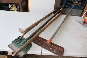 lot 618 image: Lot of 4 Vintage Gardening Tools - Rake, Shovel, and more