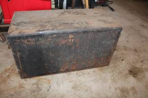lot 627 image: Vintage Metal Tool Chest with Various Hand Tools and Accessories