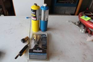 lot 653 image: Bernzomatic Torch Head with Universal Torch Extension Hose & Two Fuel Canisters