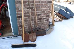 lot 707 image: Set of 3 Vintage Garden Tools including Shovels and a Rake