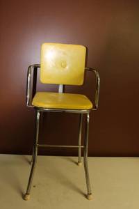 lot 139 image: Vintage Yellow Metal and Chrome Counter Stool with Arms