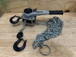 lot 135 image: IRONTON 2200-LB. Manual Lever Hoist