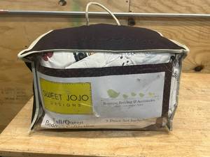 lot 146 image: SWEET JOJO DESIGNS FullQueen Bedding Collection