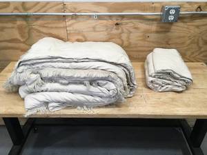 lot 197 image: King Size Bedsheet Set