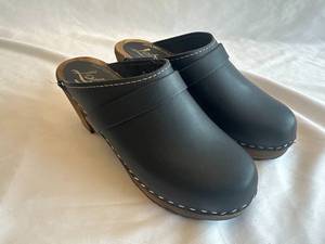 Lotta Black Leather Clogs Size 37